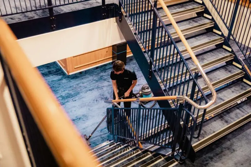 Starvsfólk til reingerðartoymið umborð á Norrönu