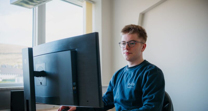 Skrivstovuútbúgving innan fyrisiting – nakað fyri teg?