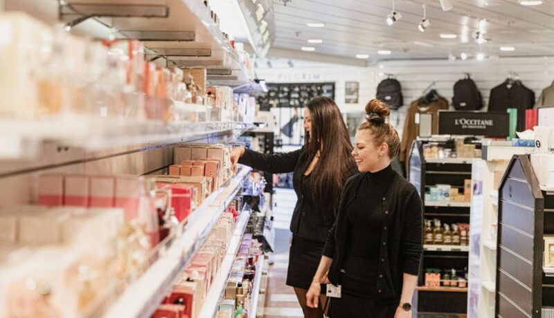 Starvsfólk til Sjóbúðina umborð á Norrönu